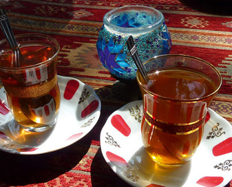 Bild zeigt zwei Teegläser.