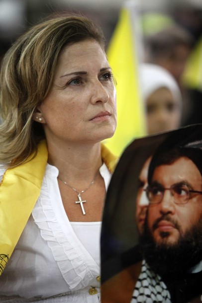 Cristiana libanese durante un raduno politico di Hezbollah, con la croce al collo