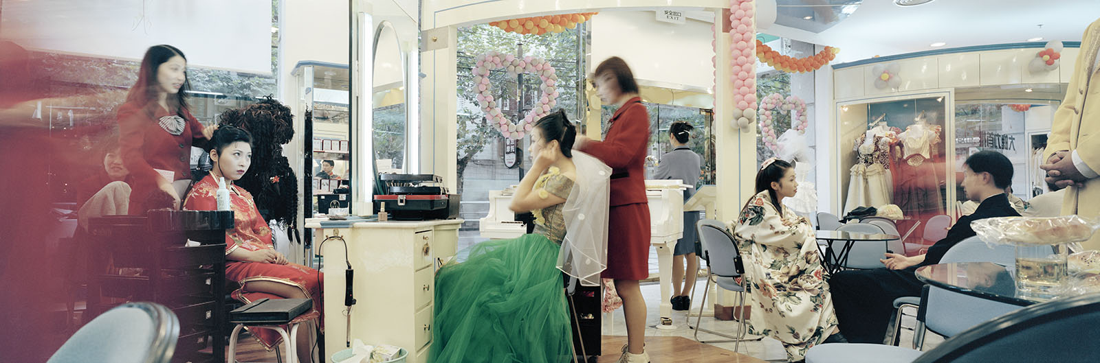 Zeng Nian,Dans un salon de mariage à Shanghai. 1999. Tirage jet d’encre sur papier INNOVA Exhibition Photo Baryta 310 gsm, 128.6X42.5cm / 02/15
