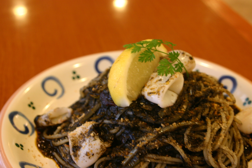 サルサネーロ　イカ墨のパスタです。デート前なご用心