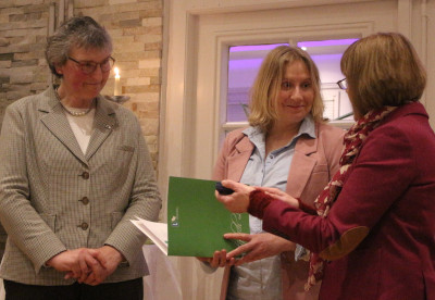 Verabschiedung von Stefanie Krey (Mitte) durch Annemarie Rohde (li) und Ulrike Röhr