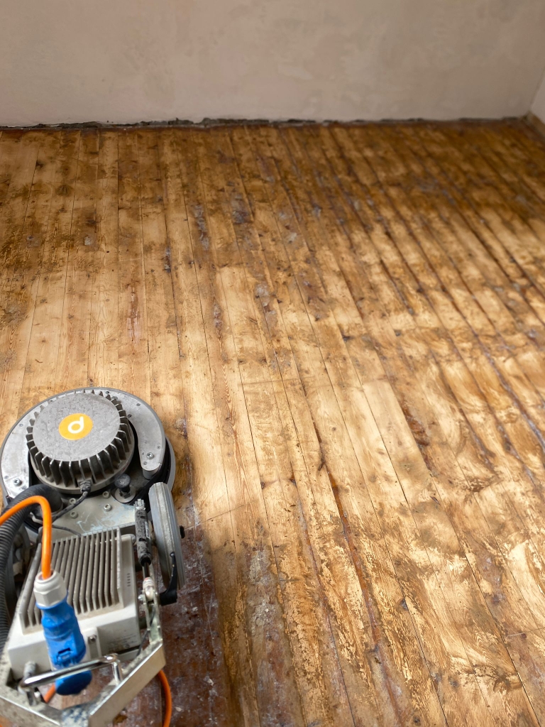 Schritt für Schritt zum neuen Glanz: Altes Holz weicht der frischen Oberfläche.