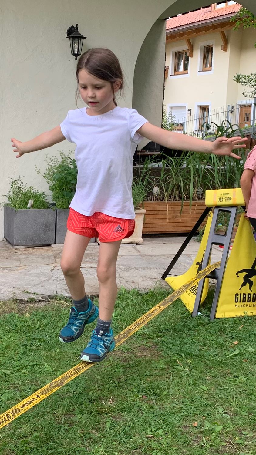Die Slackline trainiert die Balance und die Körperspannung.