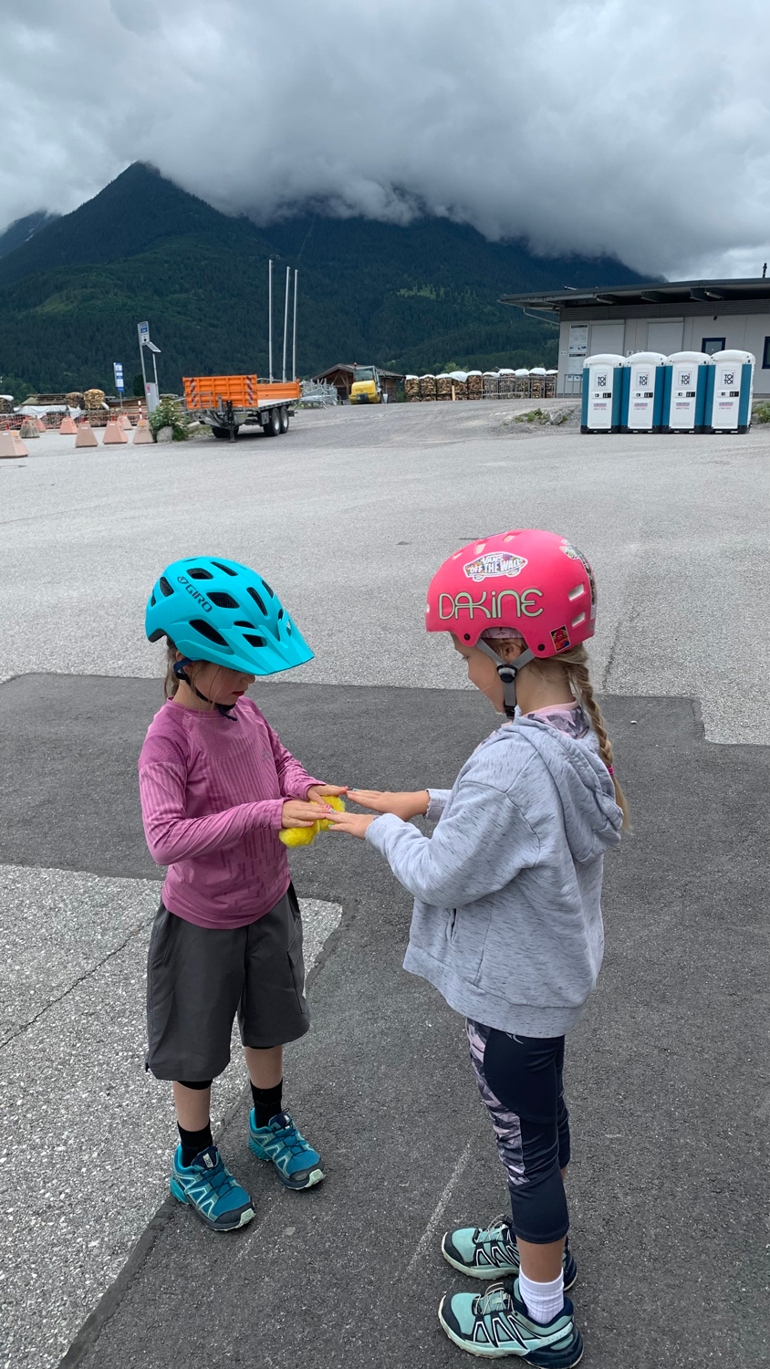 Reaktionstraining mit Bällen.