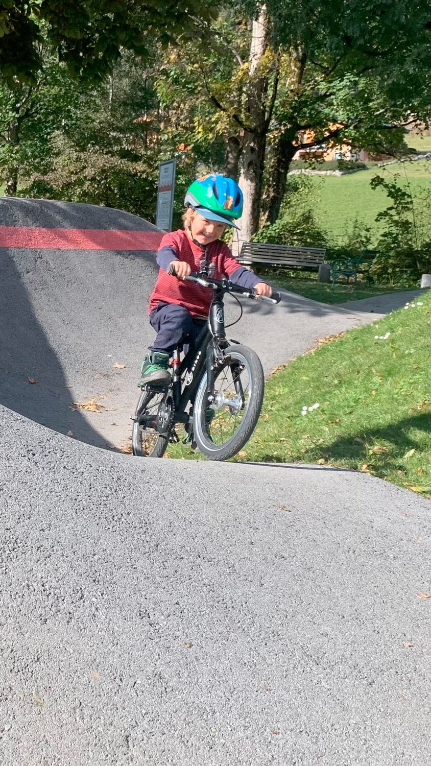 Mit Kindern im Pumptrack.
