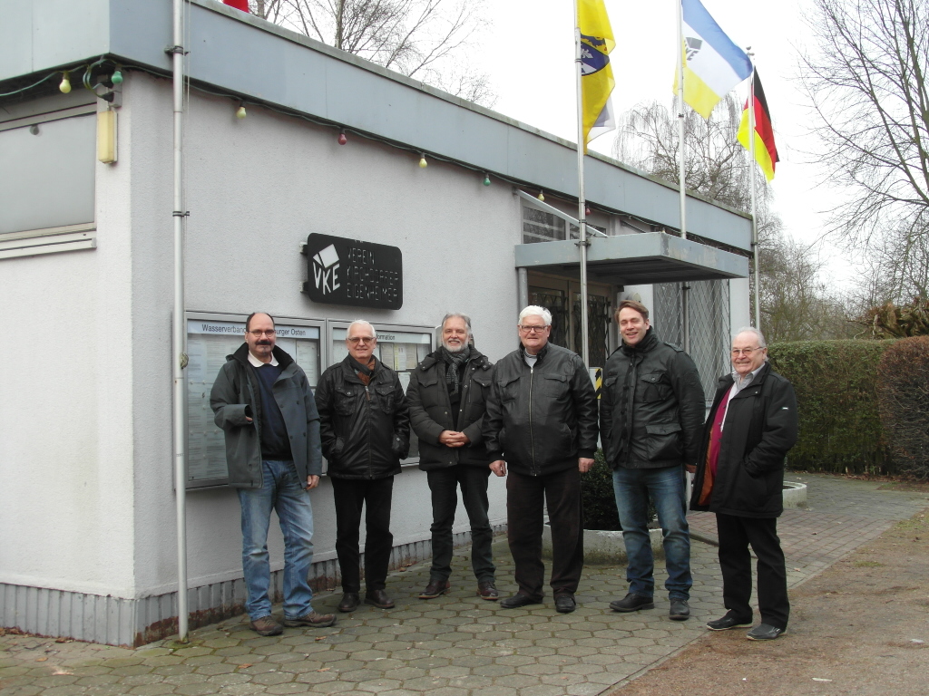 Mit Vorstandsmitgliedern des Vereins Kirchdorfer Eigenheimer vor dem Vereinsheim