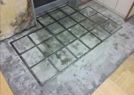 コンクリート床に排水用目地を切断