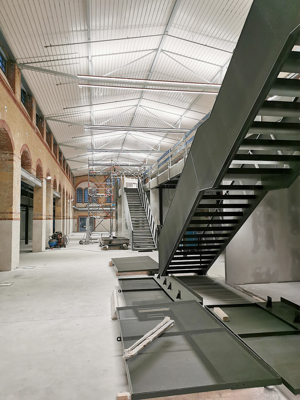 Montage Leuchten Mittelschiff Halle B