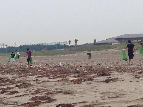 イベント、予行練習を前にココナッツビーチ伊良湖の海岸を20名の幹事さんと大掃除。