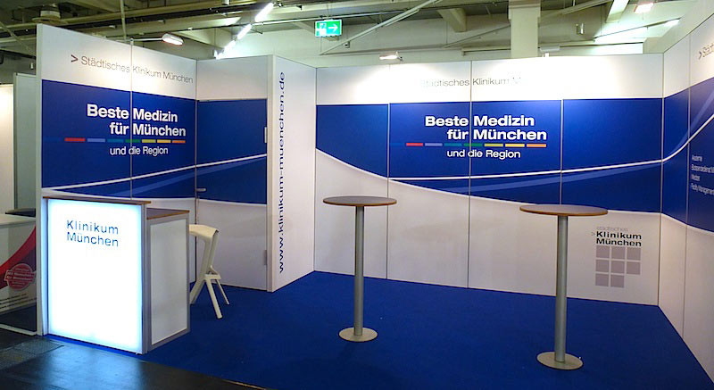 Dieser Messestand kann in kürzester Zeit selber aufgebaut werden. Die Oberflächen können wahlweise mit Platten oder Textil ausgestattet werden.