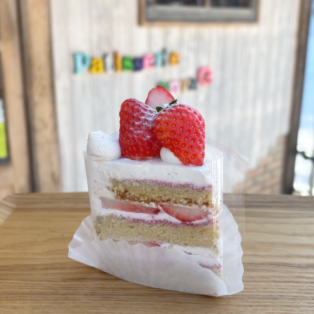 ほんのりピンクの苺ケーキ