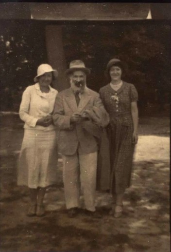 Brâncusi, Vera Moore (à droite) et sa soeur (Clarabel Ball). Paris, 1933.                            Photo mise aux enchères par Drouot en 2017