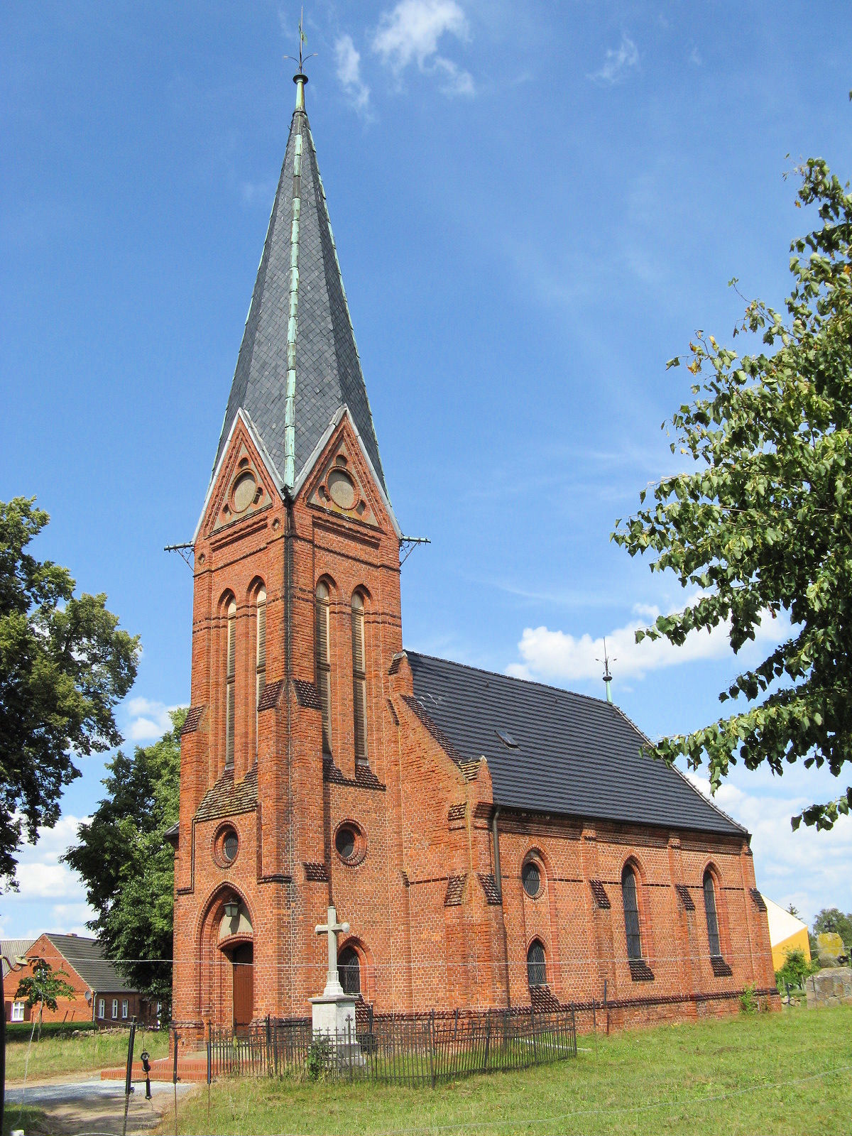 Von Niteshift (talk) - Kirche Grabow (Eigenes Werk (photo), CC BY-SA 3.0, https://commons.wikimedia.org/w/index.php?curid=7327491)