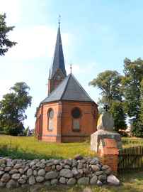Kirche (Chorseite) mit Kriegerdenkmal 