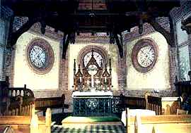 Hautptraum mit Altar, Buntglasfenstern im Hintergrund