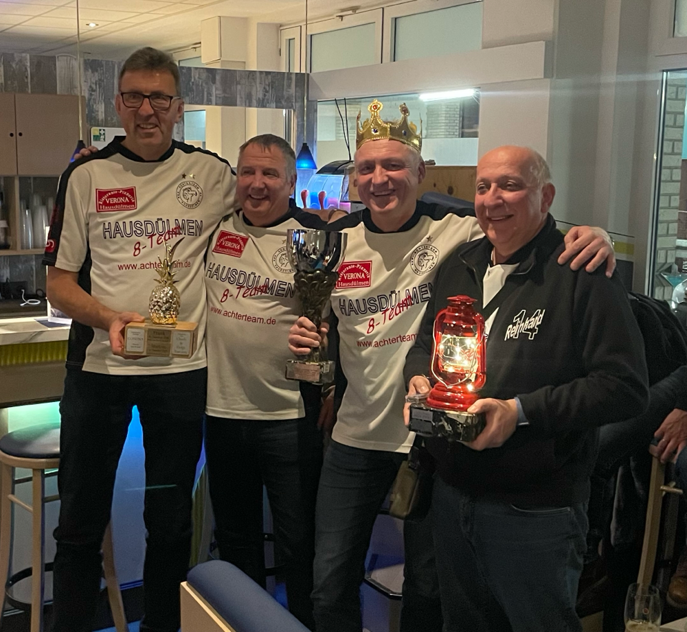 Die Gewinner: Bowlingkönig Markus vom Wallgarten, da wollte sich Reinhard nicht lumpen lassen und holt die „Rote Laterne“ auch zum Wallgarten. Charly und Dieter teilen sich die „Goldene Ananas“. Warum? Weil Charly es steuern kann😉