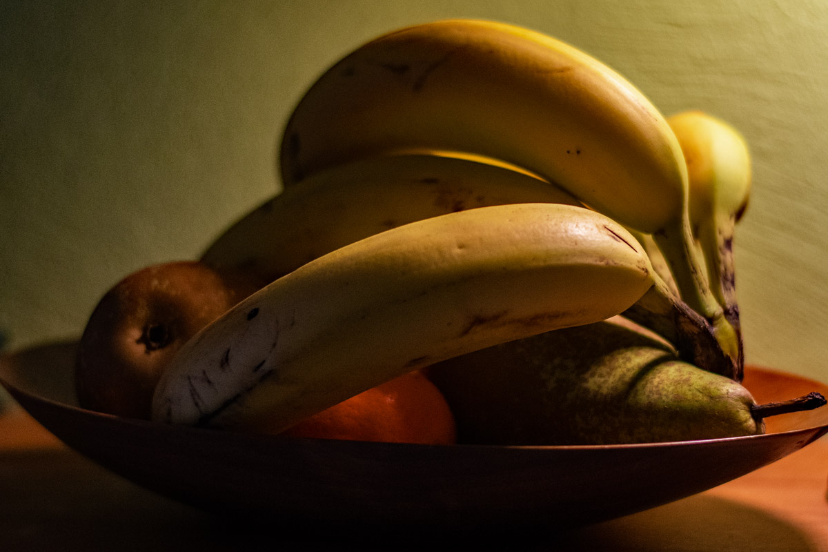 Bananen, Birnen, ein Apfel und eine Mandarine in einer Holzschale. Foto: Kai-Uwe Ruf