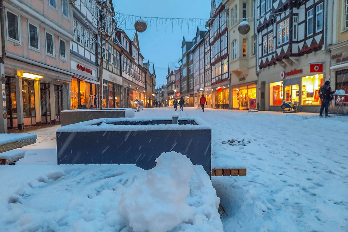 Abendstimmung in der verschneiten Wolfenbütteler Fußgängerzone: Foto: Kai-Uwe Ruf