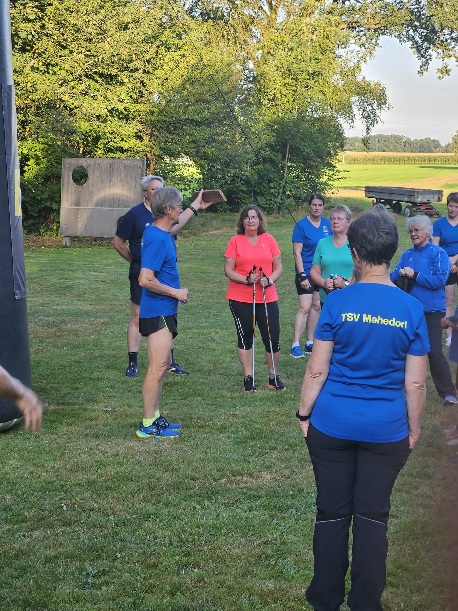 Manfred Brandt begrüßt die Anwesenden und erklärt die Streckenführung.