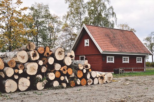 Holz haken für das offene Feuer in der Stuga.