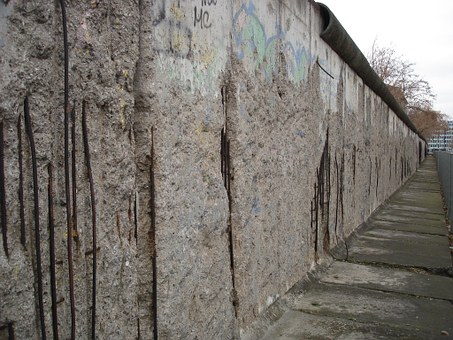 ... an der immer gegewärtige Berliner Mauer.