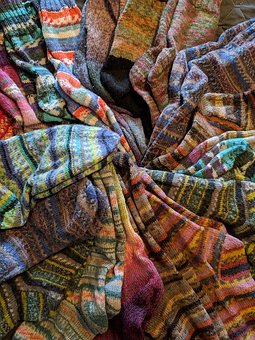 Selbstgestricktes in Zingsheim von Elisabeth Schnichels, gerade richtig für die Wanderung
