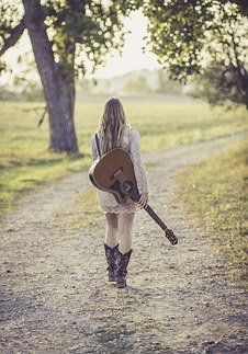 Spaziergang mit Gitarre und Lagerfeuer