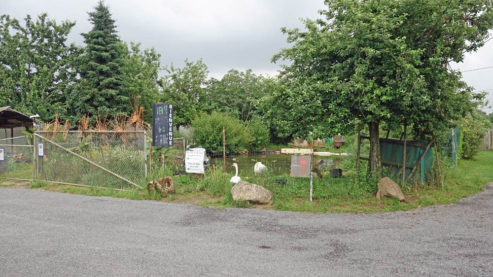 A côté 