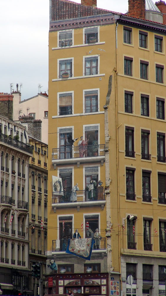 Balade sur la Saône : quai Saint-Vincent, un immeuble et sa façade en trompe l’œil 