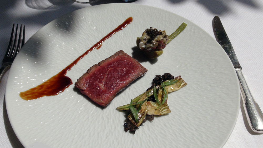 Pièce de tomahawk, artichaut, tartare aux huîtres, caviar et tapenade