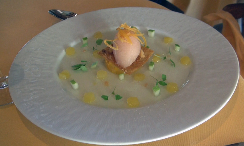 La  carica : Dans une fine gelée au citron caviar, feuille croquante et sorbet au Champagne