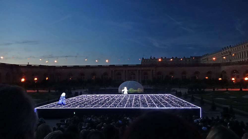 La scène illuminée