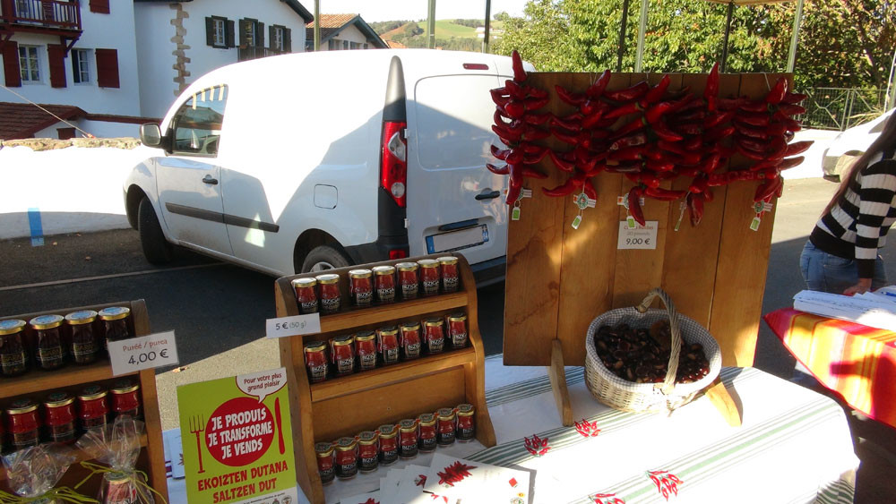 Le stand d'Olaïzola Pampi  sur le marché de Sare du vendredi après-midi