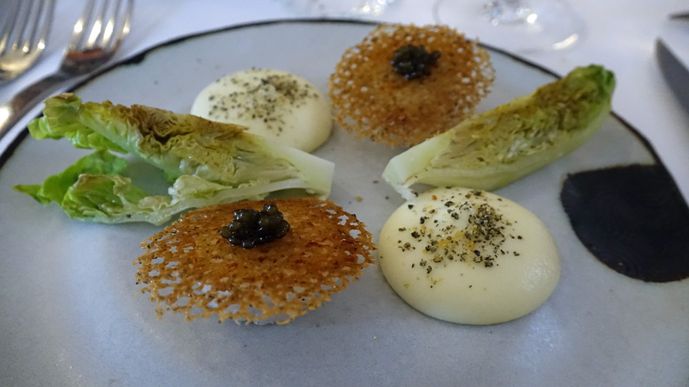 Saint-Jacques grillées sur blé noir, mousseline de pomme de terre, caviar Pétrossian et sucrine