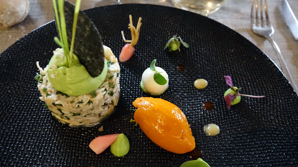 Chair de tourteau au naturel, douceur d'avocat au lait de coco, fraicheur de pipérade au poivron rouge et son œuf de caille mollet