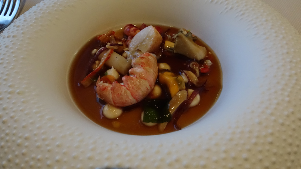 Bord de mer, avec moule, ormeau, couteau, vernis, petits légumes marinés, bouillon d'étrilles, crabe, langoustine et homard
