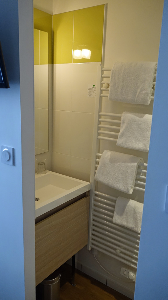 Le cabinet de toilettes partie lavabo