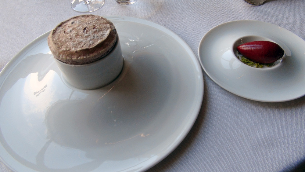 Soufflé chaud au cassis de Touraine, sorbet au cassis frais