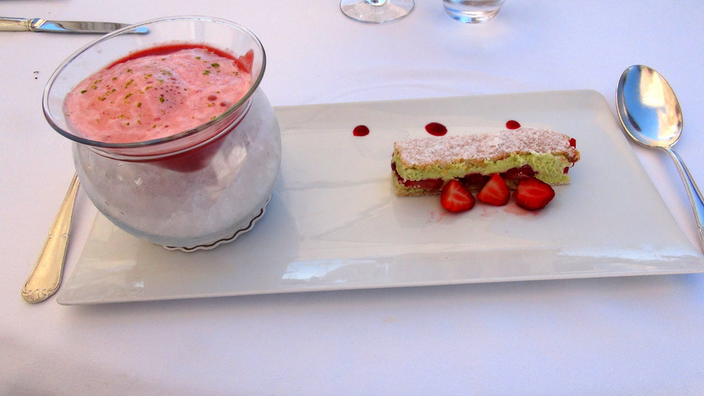 Gaspacho de fraise/framboise, sorbet poivron rouge, émulsion de fraises et dacquoise à la pistache