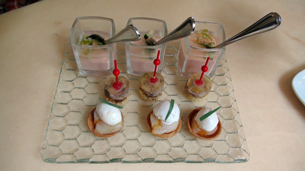 Mise en bouche : Mousse et eau de tomate aux petits légumes - Biscuit et terrine de caille à la pistache - Tartelette au haddock, œuf de caille poché et crème au piment d'Espelette.