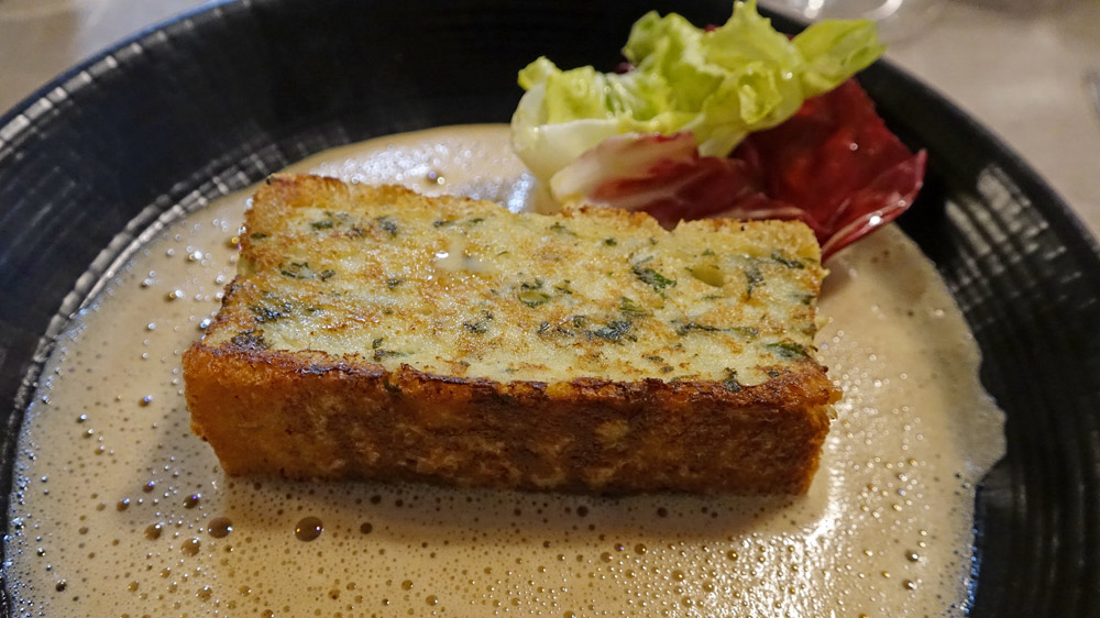 Biscuit de merlan aux herbes fraîches, bisque de langoustines