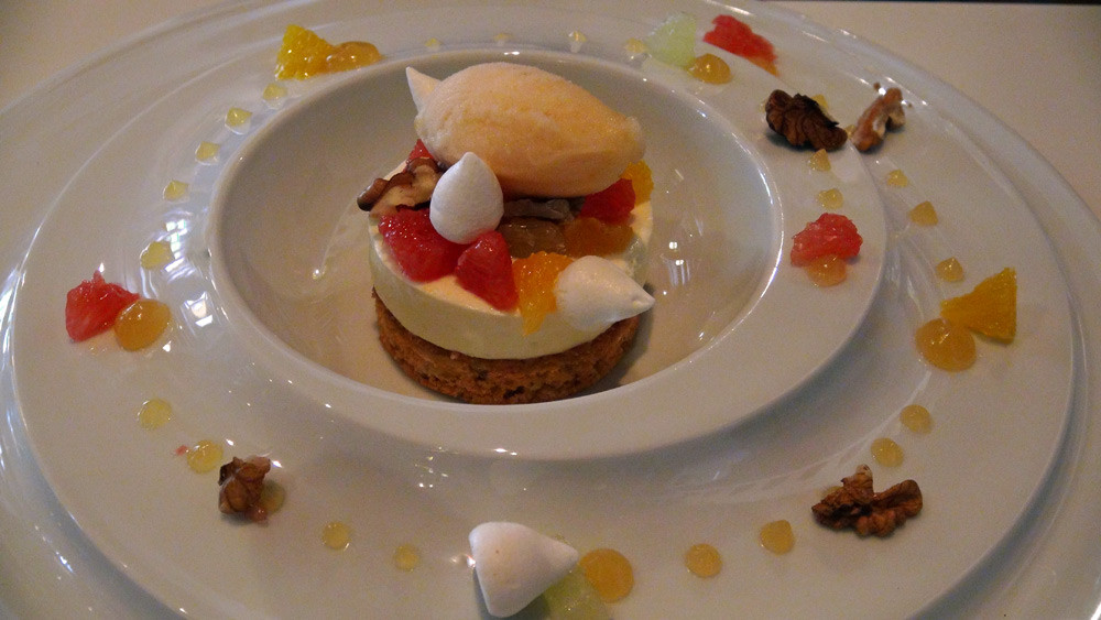 Mousse de fromage blanc, agrumes, sablé aux noix du jardin