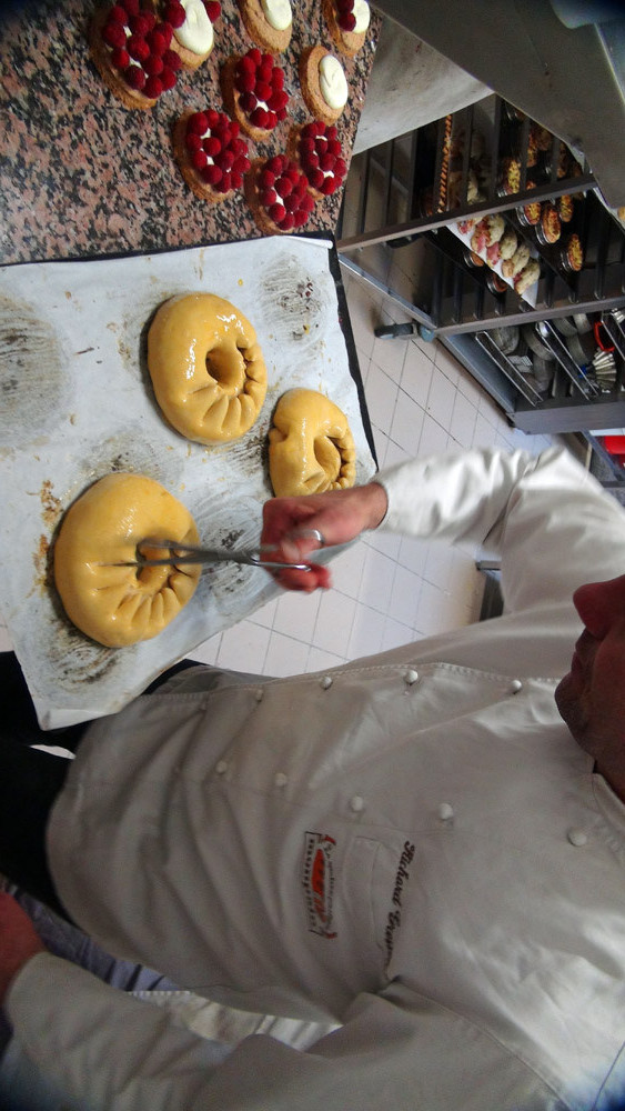 Chiquetage des brioches aux ciseaux par Richard Gressent