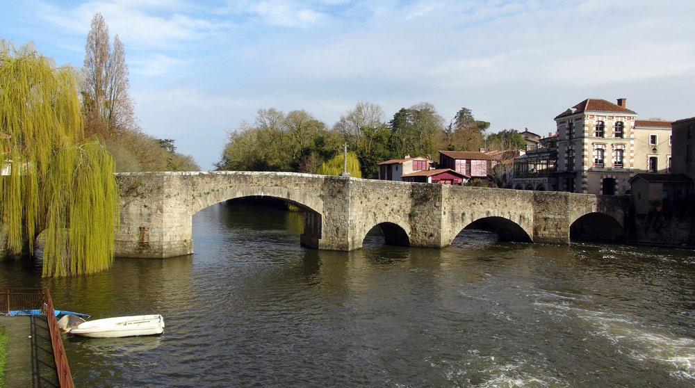 Le Pont de la Vallée, datant du Moyen-Âge, sur la La Sèvre-Nantaise