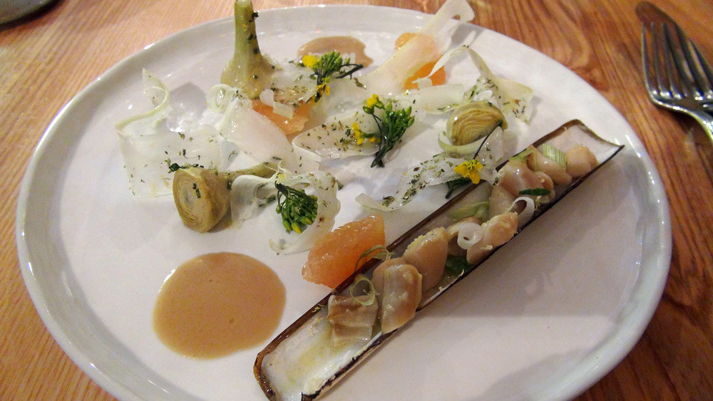 Artichauts confits à l'huile, fleurs de choux, pamplemousse, céleri branche glacé, origan et zestes de citron jaune, couteaux cuits à l'eau et passés au four avec un beurre ail et gingembre, vert d'oignon, vinaigrette au jus d'artichaut