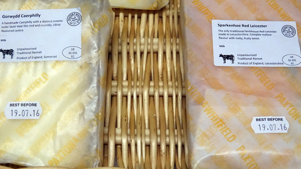 Quelques fromages encore sous leur emballage