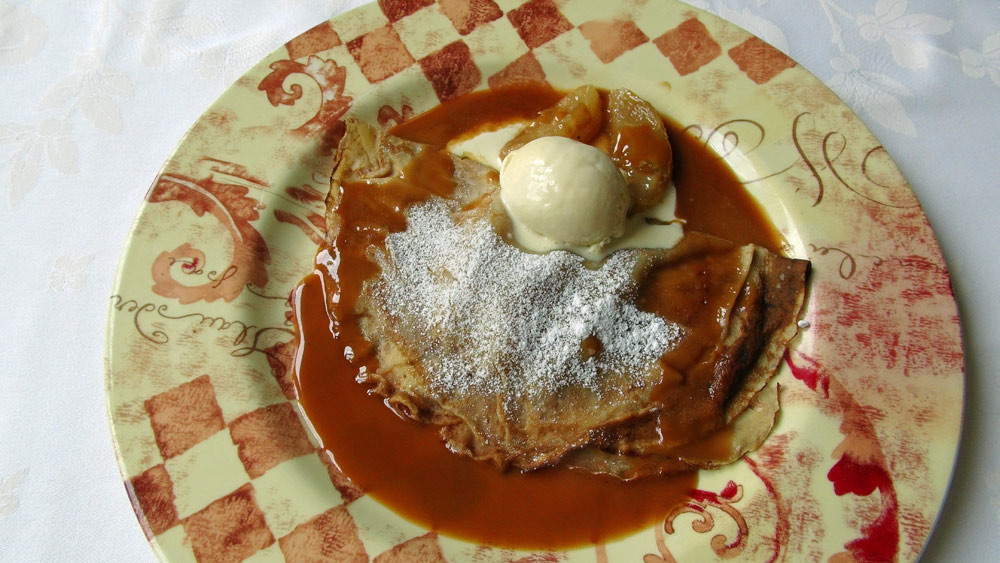 Crêpes aux pommes caramélisées, sauce caramel au beurre salé, crème glacée au miel maison 
