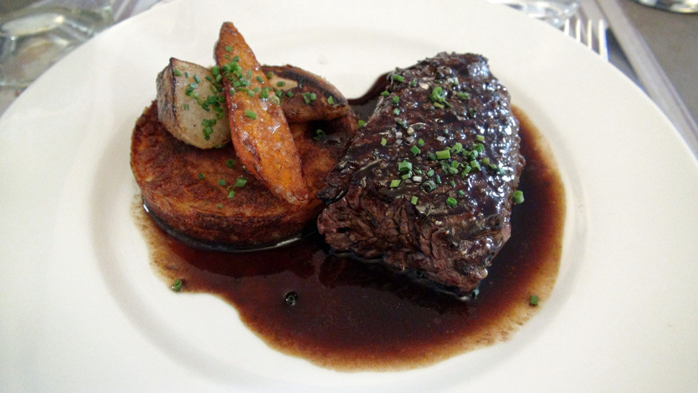 Onglet de boeuf grillé (origine France), sauce au vin rouge, timbale de pommes de terre