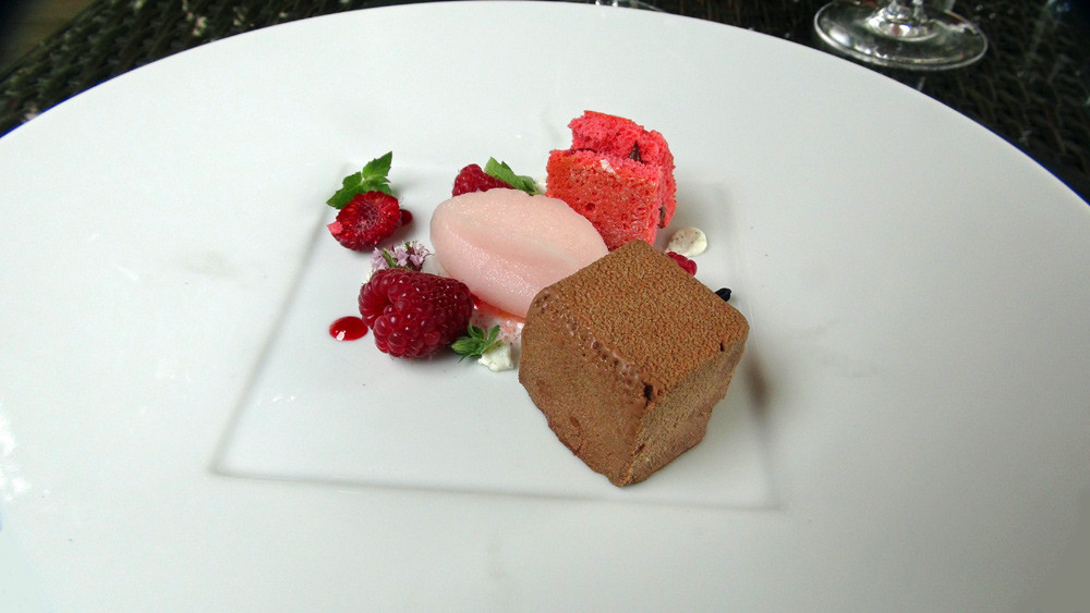 Ganache au chocolat, framboise, biscuit rose de Reims et sorbet crémant de Loire rosé