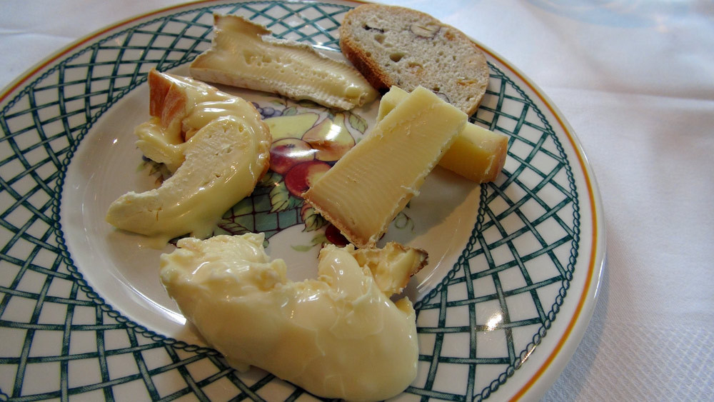 Epoisses - Mont d'Or - Comté - Brie - Pain aux noisettes